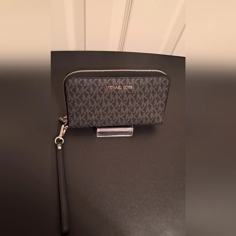 Michael Kors Jet Set Large Signature Logo Smatphone Wallet NWT